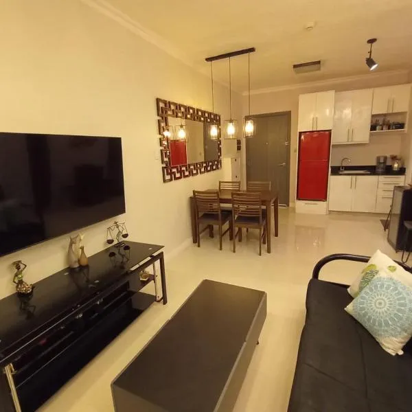Furnished Condo with Private Parking, Free WiFi, Netflix & 2 Aircon Units, hotel in Bacolod