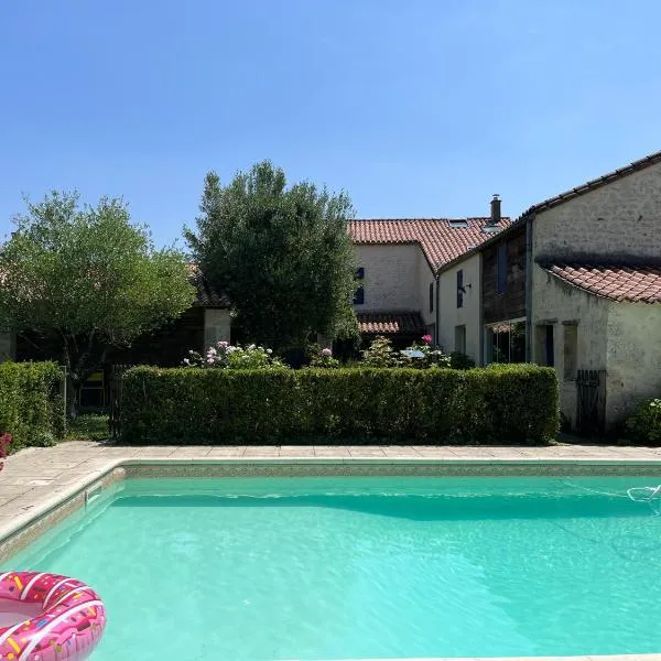 Chambres de charme avec jardin et piscine, hotel in Payré-sur-Vendée
