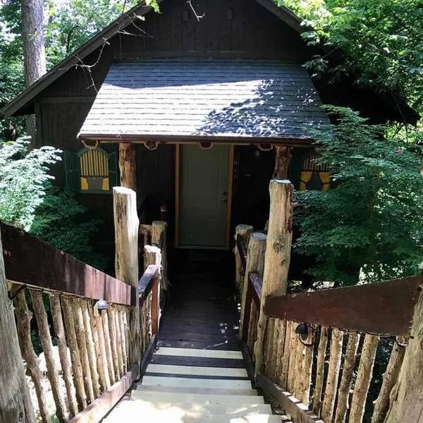Chateau Treehouse #11 @ Oak Crest Cottages and Treehouses, hotel in Eureka Springs