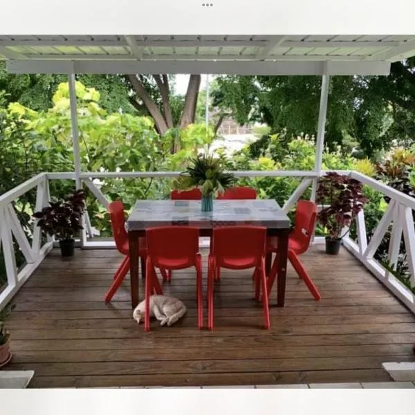 Bora Red Hibiscus Lodge, hotel di Bora Bora