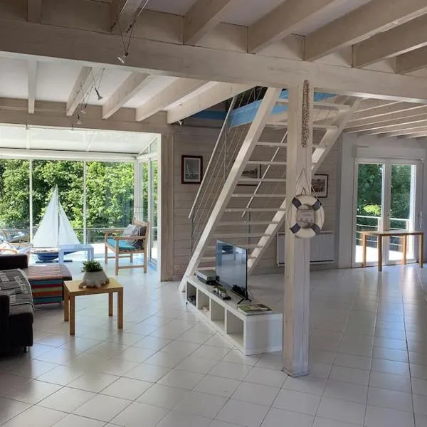 Maison en bois avec vue sur étang de Sandun, hotel in Guérande