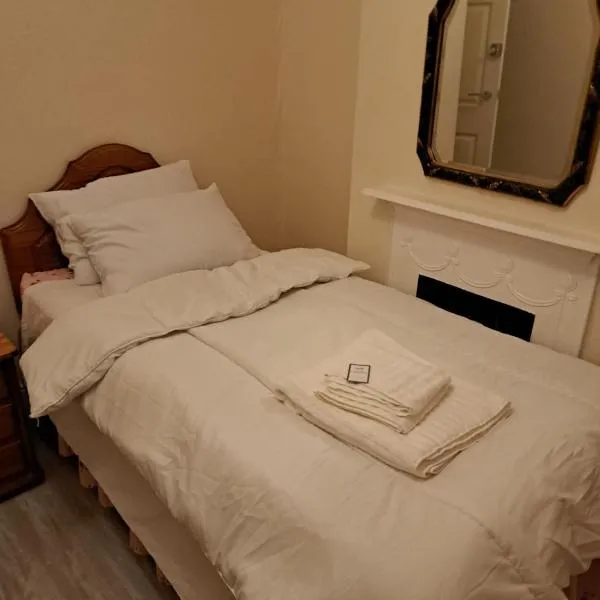 Single Bedroom available - Train station London Seven Kings, hotel v destinaci Seven Kings