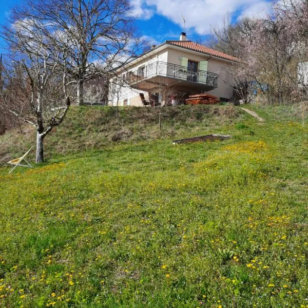 Les coteaux de Planèze, maison et jardin dans le Lot! Chambres chez l'habitant!, hotel di Lacam-dʼOurcet