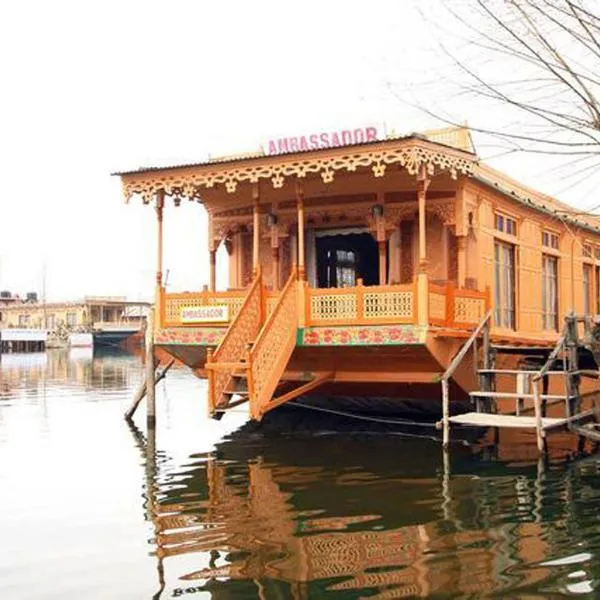 Houseboat Ambassador, hotelli kohteessa Sudarbal