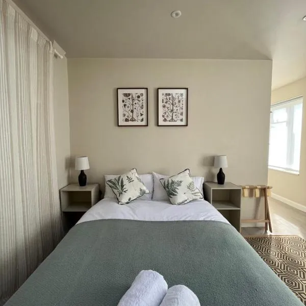 The Bit On The Side, Private Studio, Own Entrance, Free Driveway Parking, 10 min Drive to Bath, Cheap EV point, Hotel in Bath