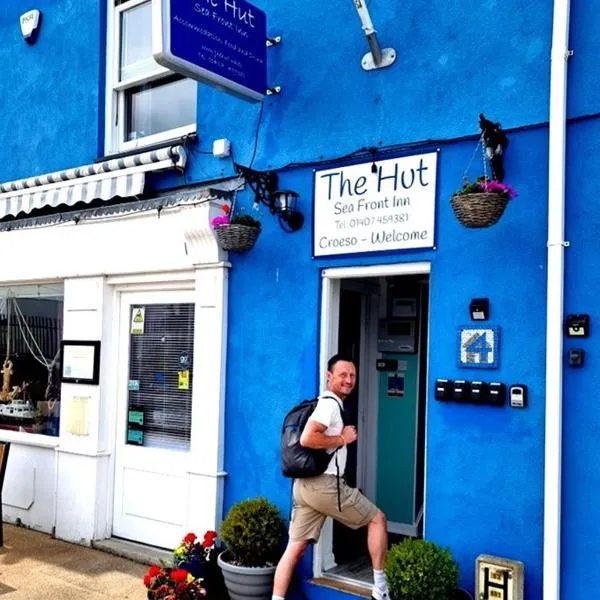 The Hut Wales - A Sea Front Inn: Holyhead şehrinde bir otel