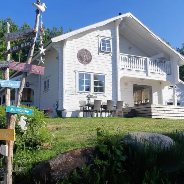 Stunning Sleeps 9 Lakeview Loghome Spa & Yoga, hotel in Finnerödja