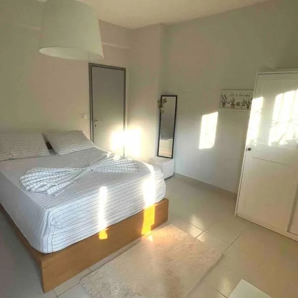 Summer House with Garden and Fruit Trees, hotel v destinaci Nea Makri