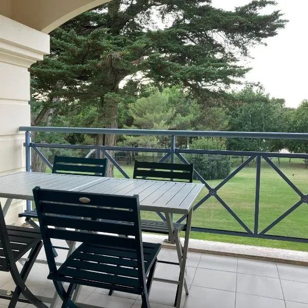 Studio à 300m de la plage, parc, piscine, terrasse, hotel u gradu La Bol