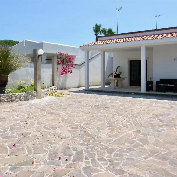 La quiete di una villetta a 7 minuti a piedi dal mare, hotel v destinaci Torre dell'Orso