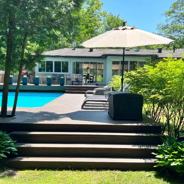 Stunning Modern Beach House with Swimming Pool and Spectacular Sunsets, hotel in Tiny