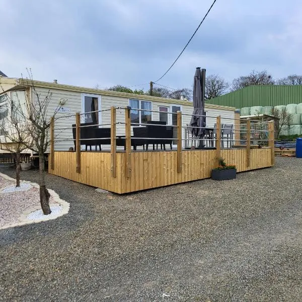 Mobil Home à la ferme, hotel in Le Mesnil-Adelée