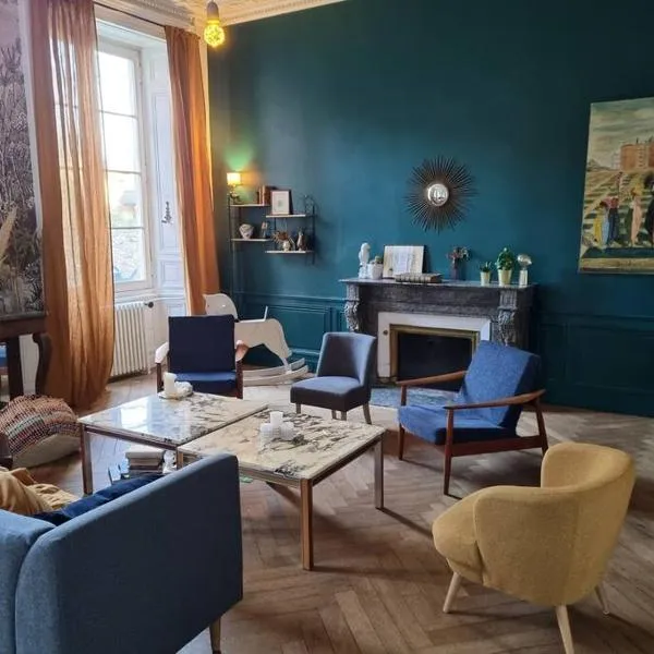 Grande maison familiale plein centre vieux Laval, hotel in Laval