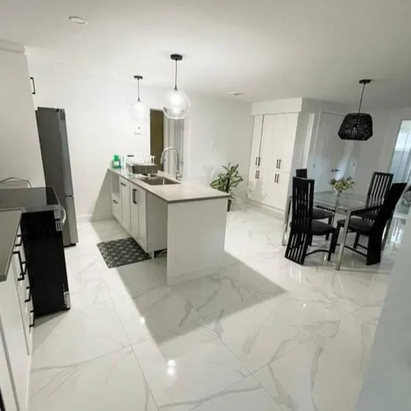 Stylish and luxurious apartment basement unit, hotel v destinaci Longueuil