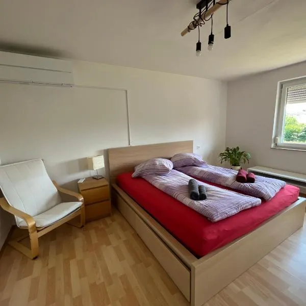 Sonnige 3 Zimmer Wohnung mit schönem Balkon im Grünen, hotel in Reutlingen