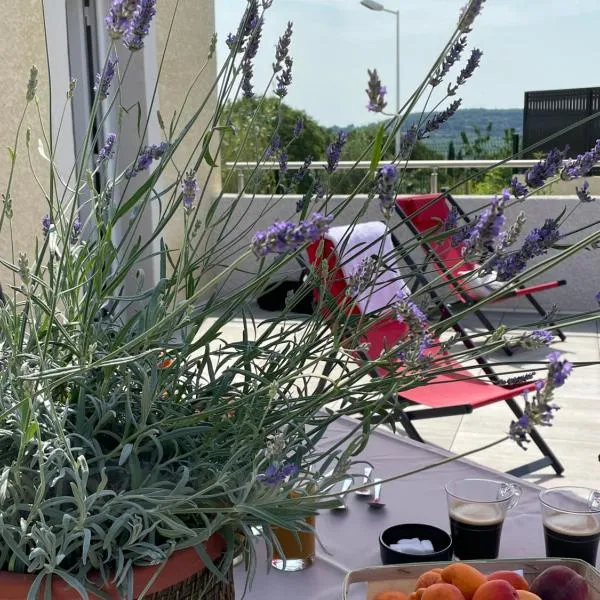 Val des Bruyères - gîte 15mn Pézenas avec terrasse et cour close - Parking privatif securisé - wifi FTTH gratuit, hotel v destinácii Néffiès