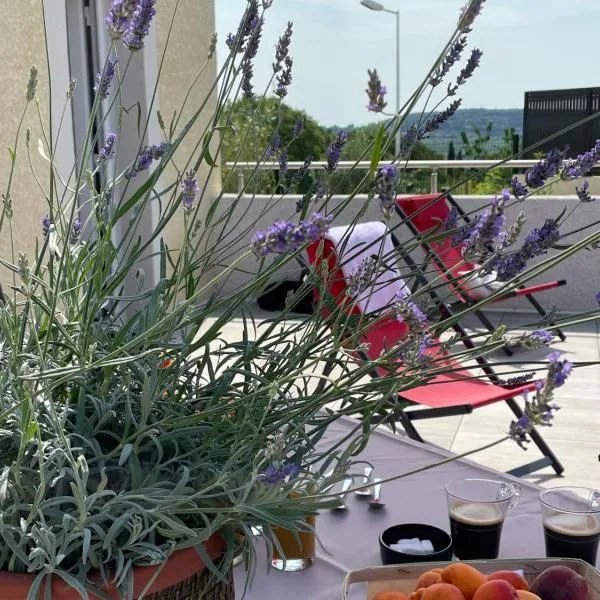 Val des Bruyères - gîte 15mn Pézenas avec terrasse et cour close - Parking privatif securisé - Wifi gratuit，Mourèze的飯店