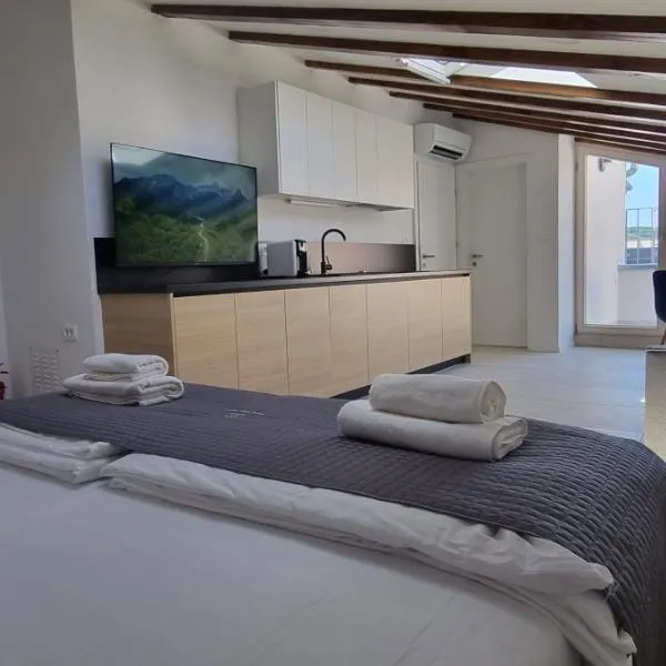 Dea Del Mar Apartments, hotel di Izola