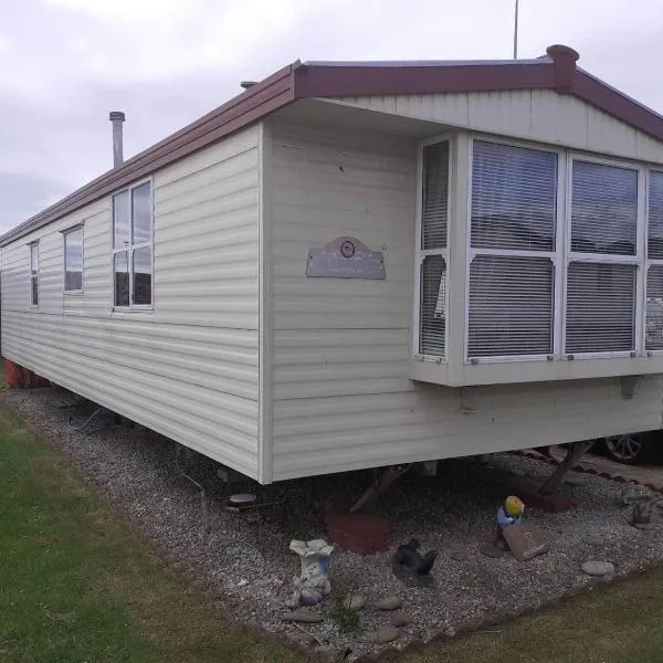 Central Located Caravan Near the Beach, hotel in Auchmithie