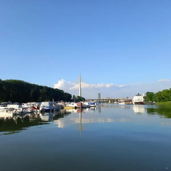 RIVIJERA LAKES Ada Studio، فندق في بلغراد