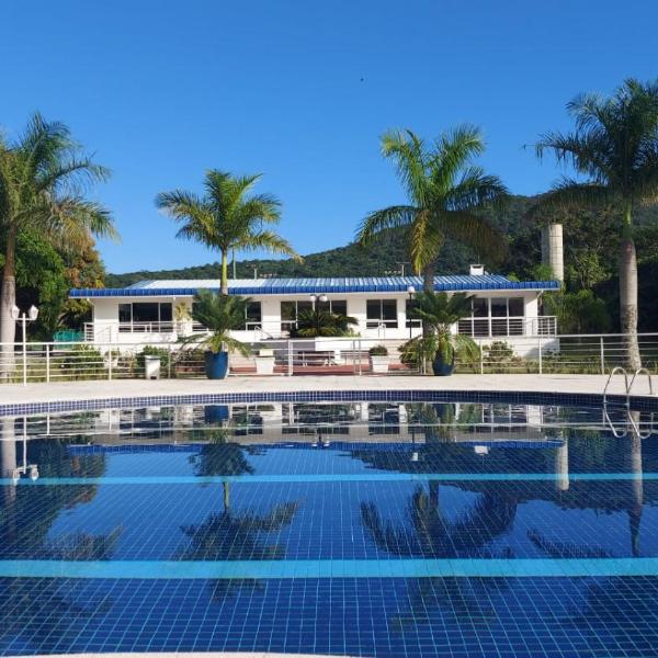 Apto 2 quartos completo em Condomínio Clube a 350 metros da praia do Campeche