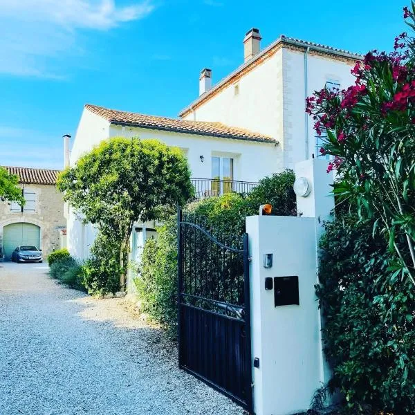 Les Ecuries - 3 bedroom Gîte with plunge pool near Narbonne & the Canal du Midi、Saint-Nazaire-dʼAudeのホテル