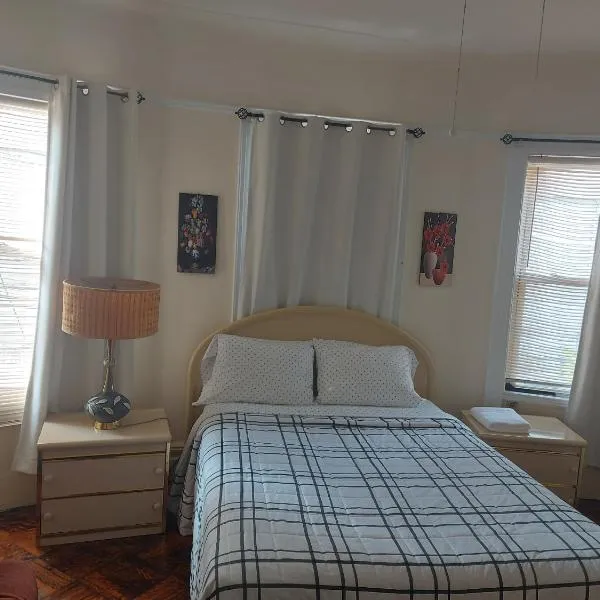 Crsytal Chateau Room Rental, hotel v destinaci Brooklyn