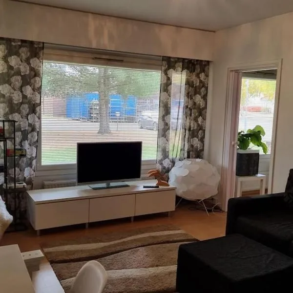 Viihtyisä kaksio ydinkeskustassa maantasossa, hotel in Oulainen