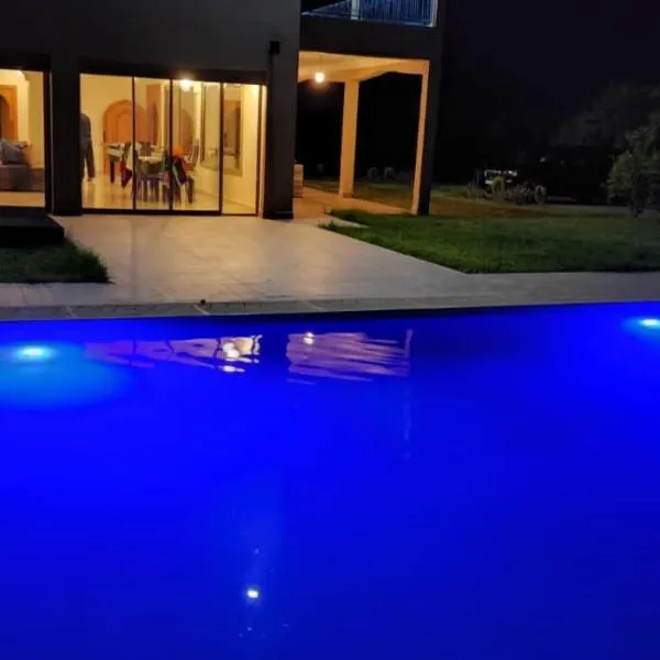Dar HAKIM piscine privée, hotel in Douarbel Kial