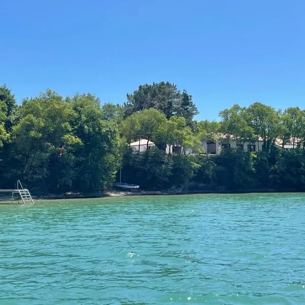 Maison en bord de rivière de mer, hotel in Le Fenouiller