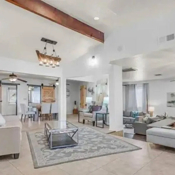 Beautiful Oasis with rv or boat parking, hotel v destinaci Henderson