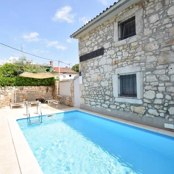 BEST PRICES VILLA NINI with private pool, barbecue,bike, fireplace, and much more, отель в Поречи