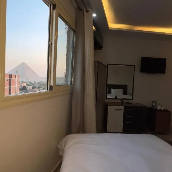 Pyramids Tower view inn, hotel in Nazlat as Sammān