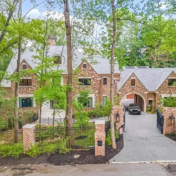 Adams Mansion, 10K Sqft, 7BD/7BA, 15min to Airport, hotel in Atlanta