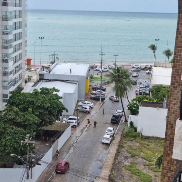 Apartamento na praia de ponta verde com piscina e área de lazer