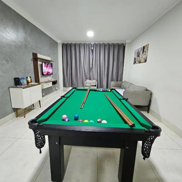 Casa espaçosa, mesa de sinuca e piscina aquecida!, hotel v destinaci Maringá