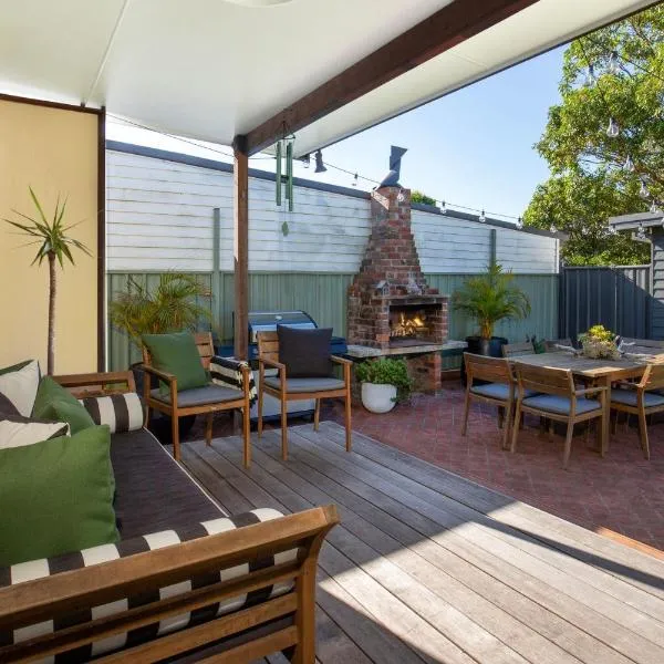 Amaroo - Pet Friendly - 2 Mins Walk to Beach - Outdoor Fireplace, hótel í Culburra Beach