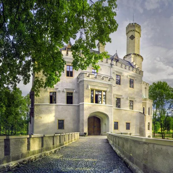 Zamek Karpniki Schloss Fischbach, Hotel in Łomnica
