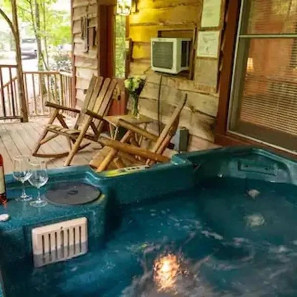 Cozy Cabin: River View with Hot Tub, отель в городе Clermont