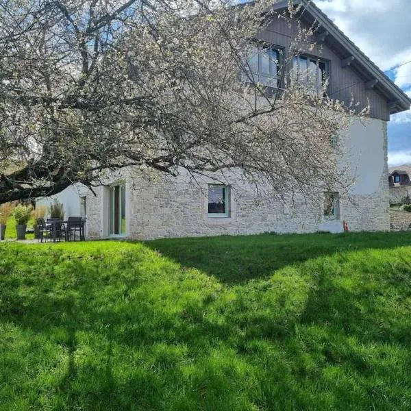 Logement dans maison + extérieur, hótel í Orchamps-Vennes