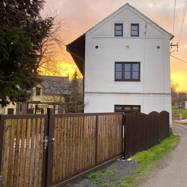 Pokoje v chalupě pod Milešovkou, khách sạn ở Velemín