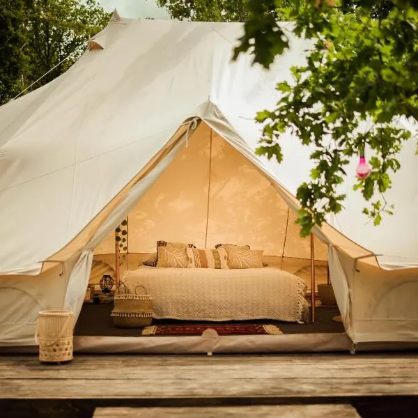 Glamping Hive, hotel a Nepomuk