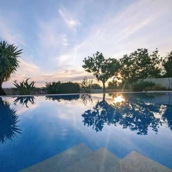 Upsidedown Villa. Amazing Views!, hotel v destinaci Lourdhata