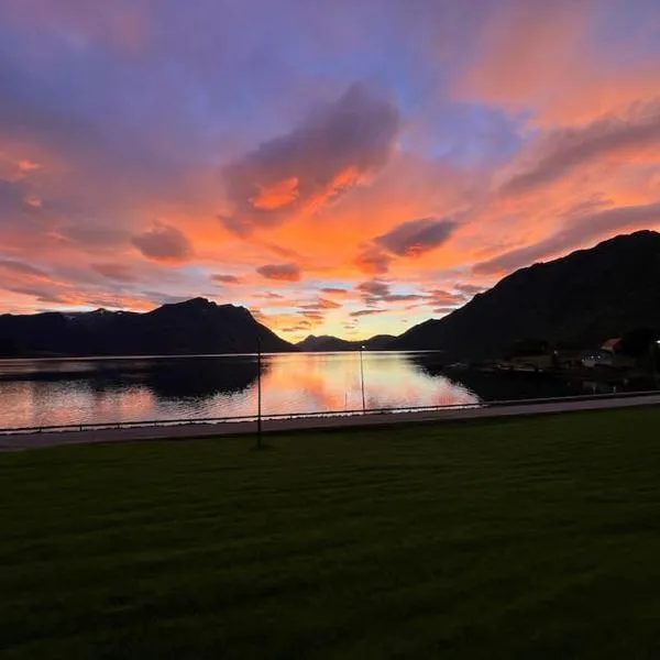 Enesi holiday house, hotel in Hestenesøyra