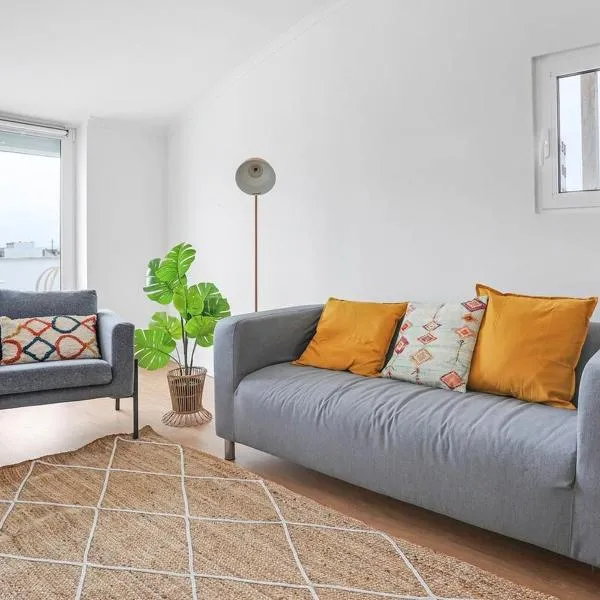 One bedroom Apt in Almada - Balcony with River Views by Lisbeyond, hotel in Almada