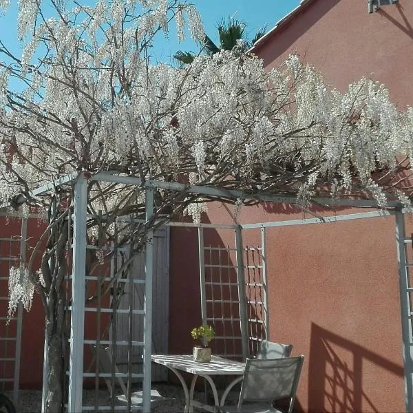 GITE MAS URANIE, hotel in Le Soler