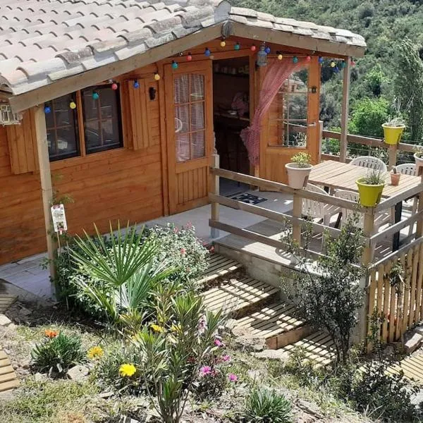 LOU CABANOT CHALET DE JARDIN CALME ET CONFORTABLE, hotel in Lastours