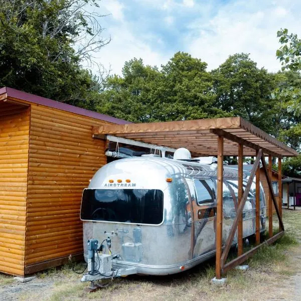 Luxury Vintage Airstream RV/Caravan Retro Charm Meets Comfort, hotel v destinaci Kiten