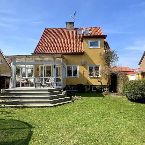 Gula villan för stora familjen, hotel v destinaci Landskrona