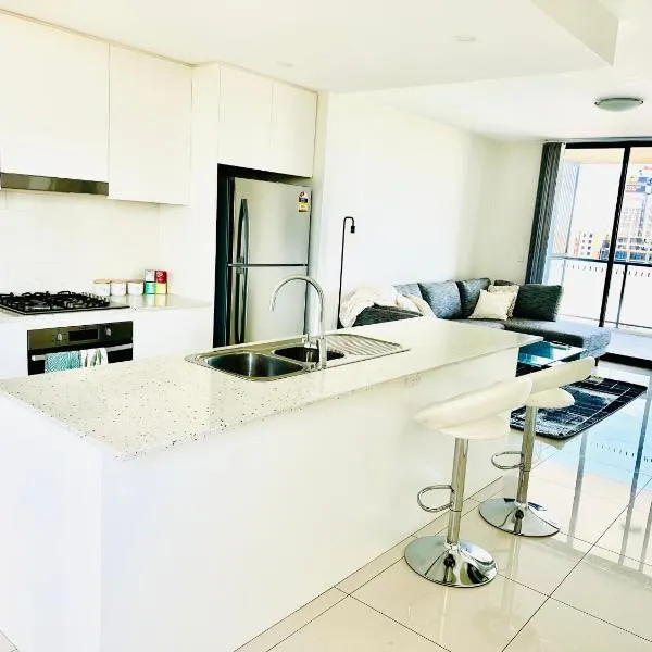 Modern 2 bedroom & 2 bathroom apartment with stunning Sydney CBD & Skyline Views!, hotel in Liverpool